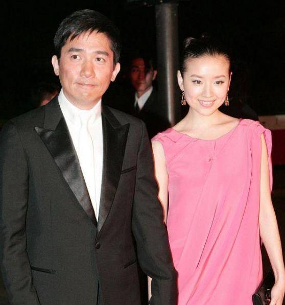 因为董洁在舞台上不错的表现,张艺谋便决定让她来担任《幸福时光》的