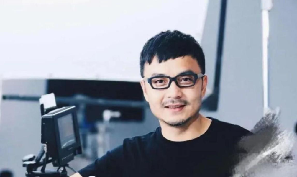 50岁汪涵近照:胡子拉碴,穿扮状态似小老头,街头吃串被赞接地气_内心