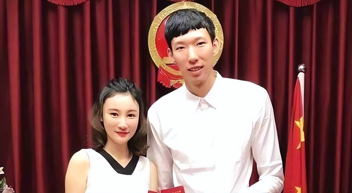 周琦全家福曝光!女儿身高成焦点,空姐妻子美貌如仙女下凡!