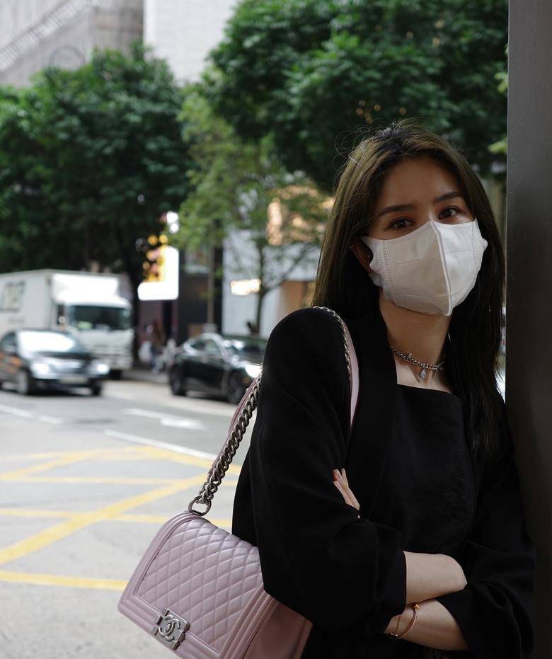 原创林峯老婆张馨月分享街拍照网友酸她秀新包