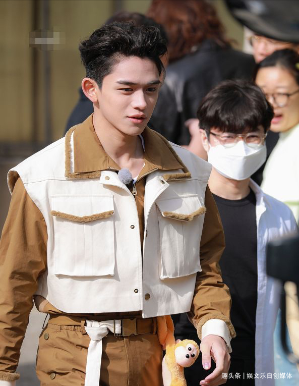 们疯传,从最新的路透照片中,我们看到再次回归的黄旭熙依旧高大帅气