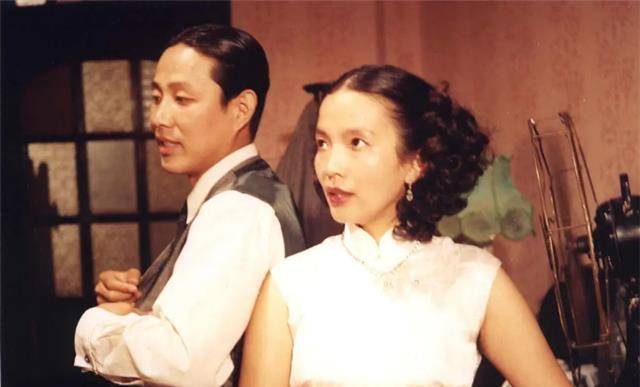 赵辛楣因个人原因离开了大学,方鸿渐也因此混不下去,唯独他没有收到