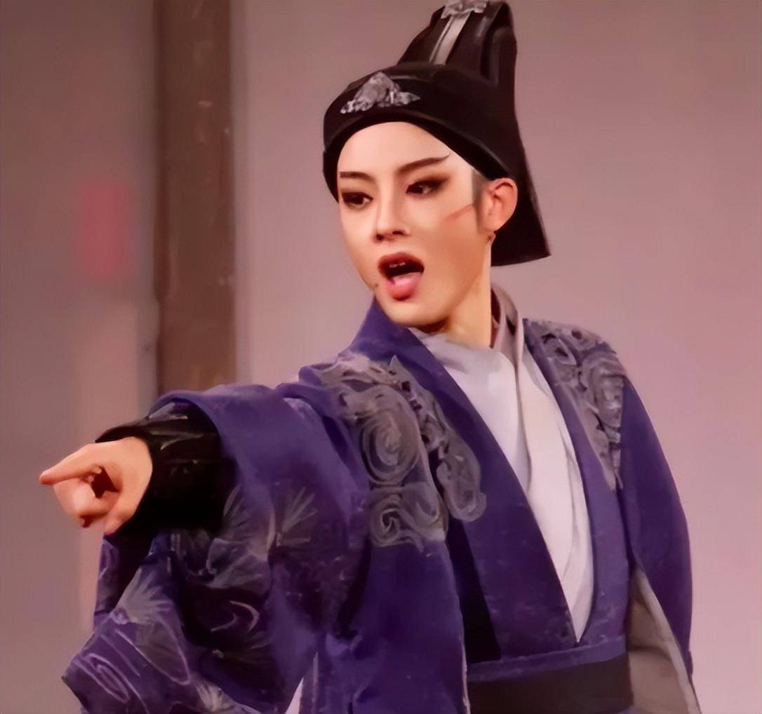 她能红火不仅是因为扮相帅气,更重要的是她为了站在舞台上,经历了多久