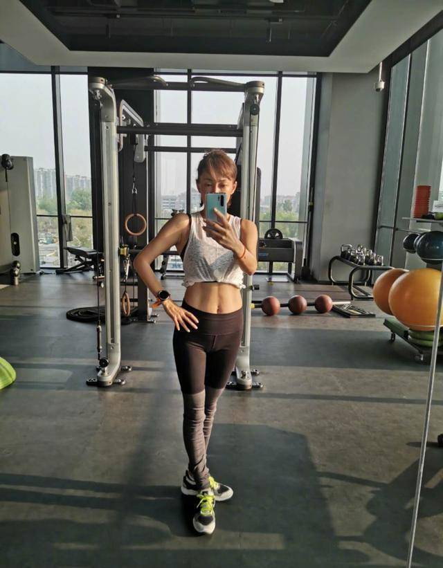 原创44岁牛莉近照曝光穿衬衣留条缝少扣两颗扣子老公还是隐形富豪