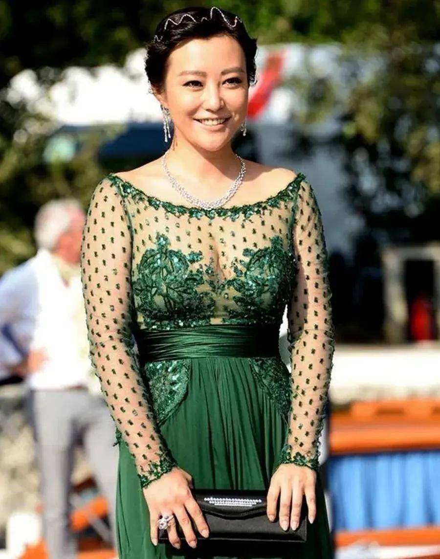 郝蕾的微胖身材散发出别样的魅力,她的穿衣风格也已成为了许多人模仿