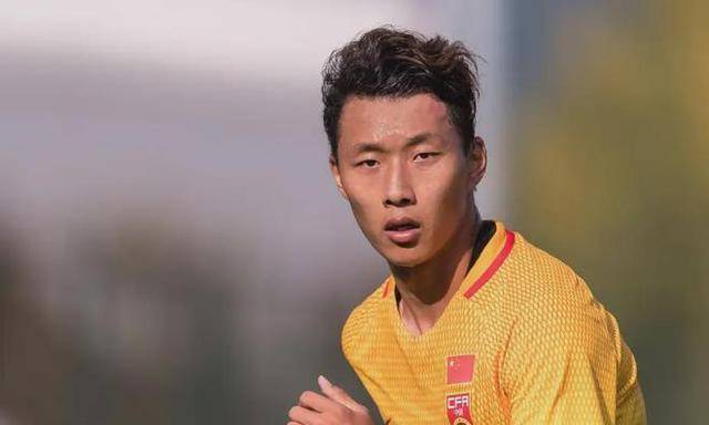 原创新生代曹阳26岁成都中卫惊艳首秀暴力头槌破门风格强劲