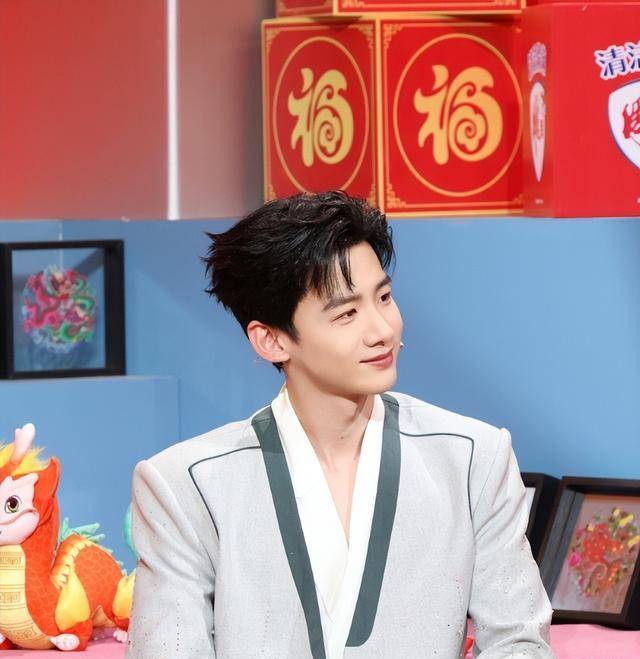 白敬亭加盟你好星期六玩明侦情怀被无视何炅反应真实