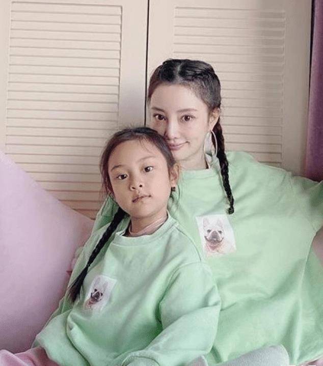 李小璐晒与甜馨合照,年近40还学年轻人耍帅,亲子穿搭却火了