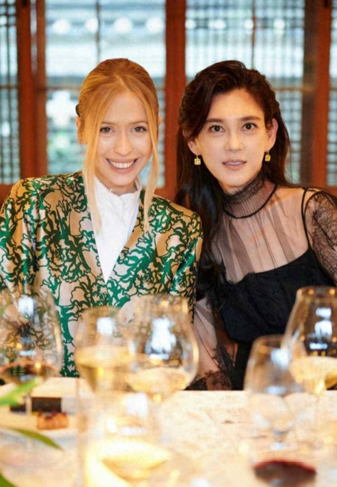 arnault作为lvmh家族的一员以她时尚的造型和出众