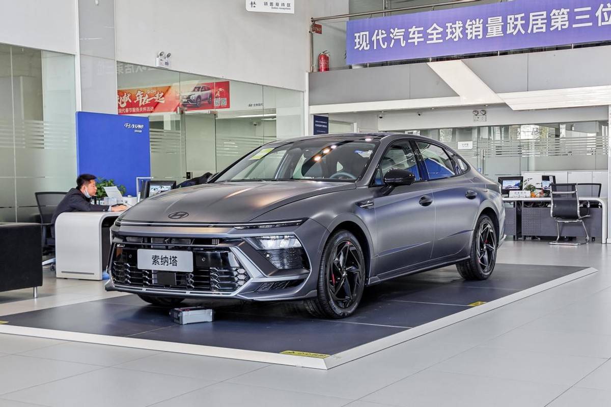 到店实拍北京现代第十一代索纳塔 高颜值b级车更适合年轻人
