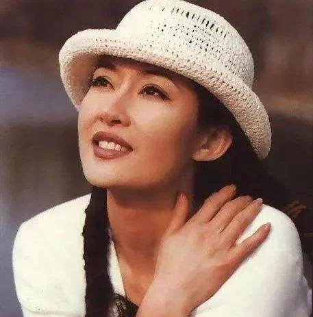 那时她已经是曹华益的妻子,曹华益力挺妻子门并证明妻子清白,并对媒体