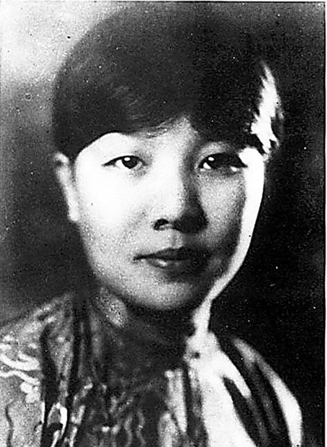 被称为世纪老人,死后墓碑遭人侮辱,刷漆臭骂,至今字迹仍在_冰心_吴山