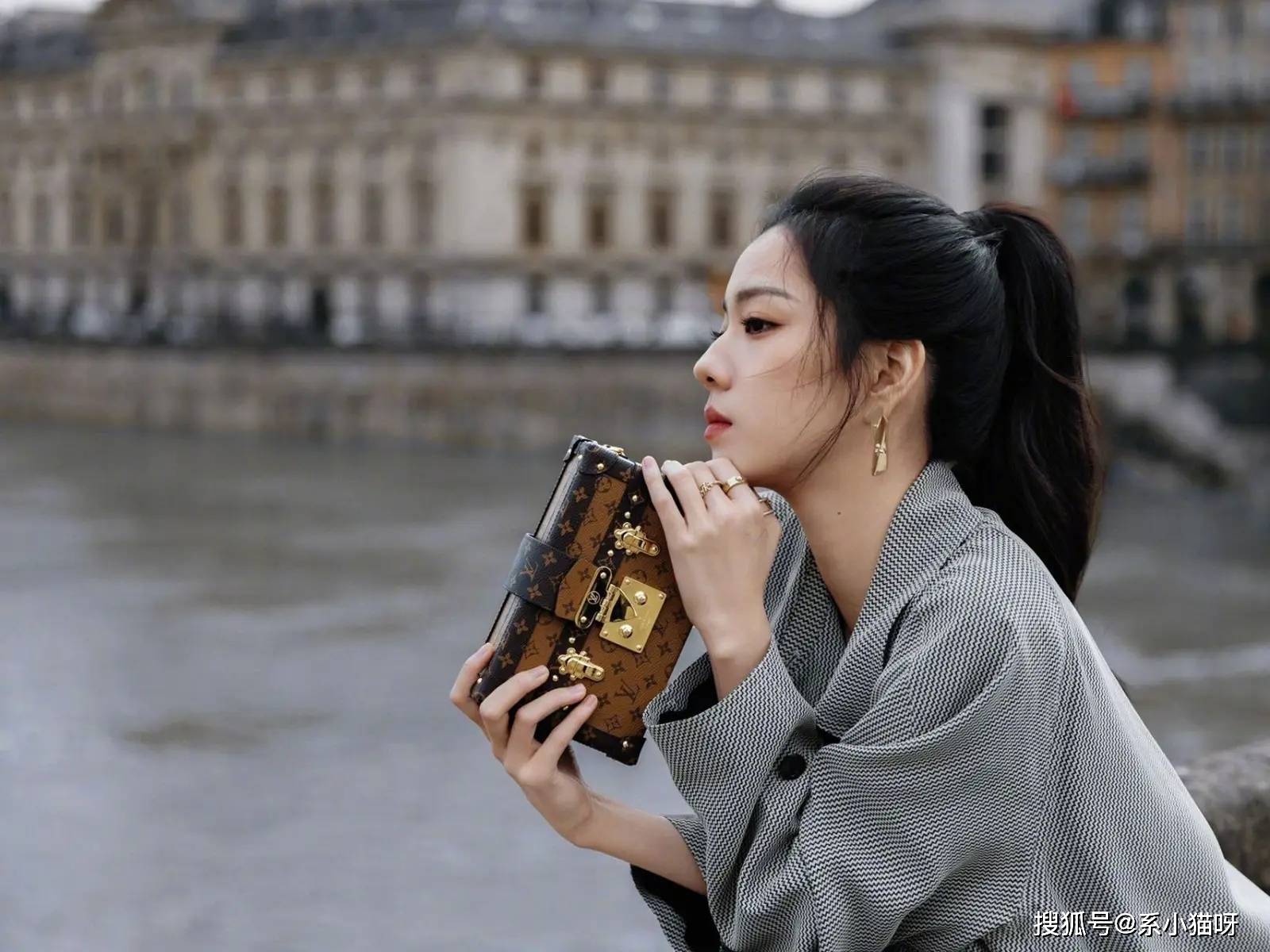 原创庄达菲首秀巴黎时装周酷飒裤装搭高马尾引领青春风尚