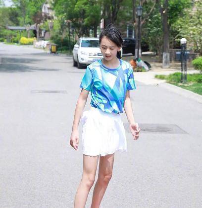 田亮女儿cindy的12岁生日照穿浅灰色薄纱裙化身甜橙女孩