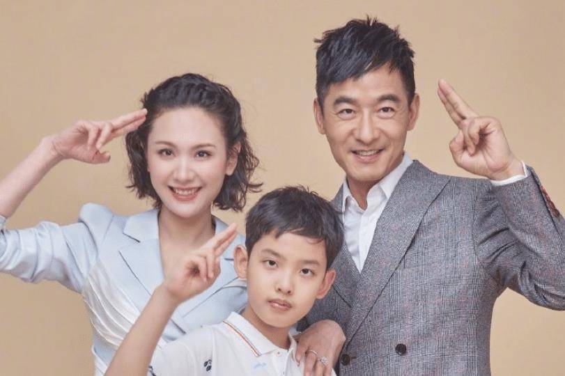 原创拒绝回农村养老后程莉莎媳妇人设翻车给婆婆穿一次性鞋子