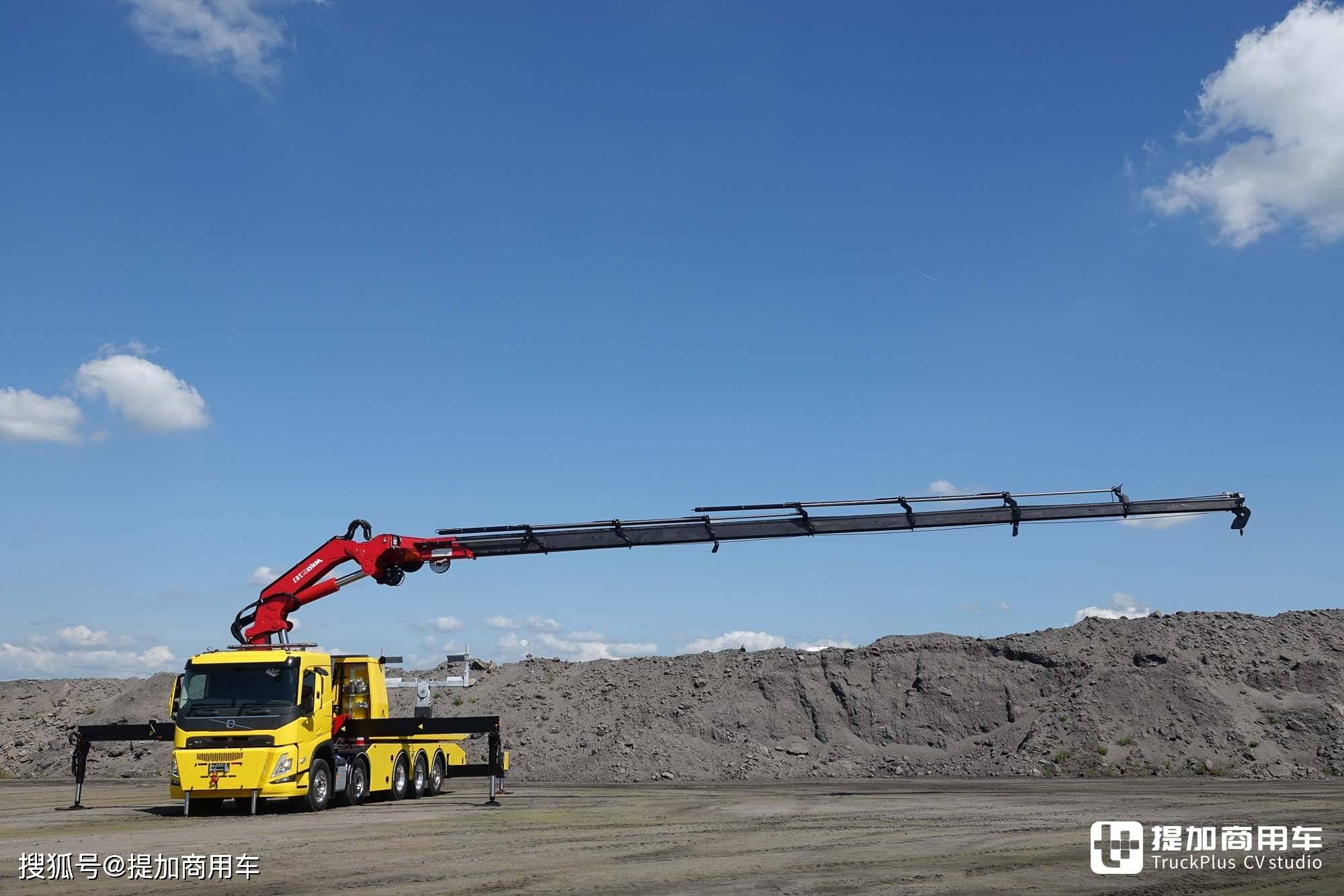 五轴10x4驱动,沃尔沃fm一拖二清障车实拍,外观改装的真炫酷_搜狐汽车