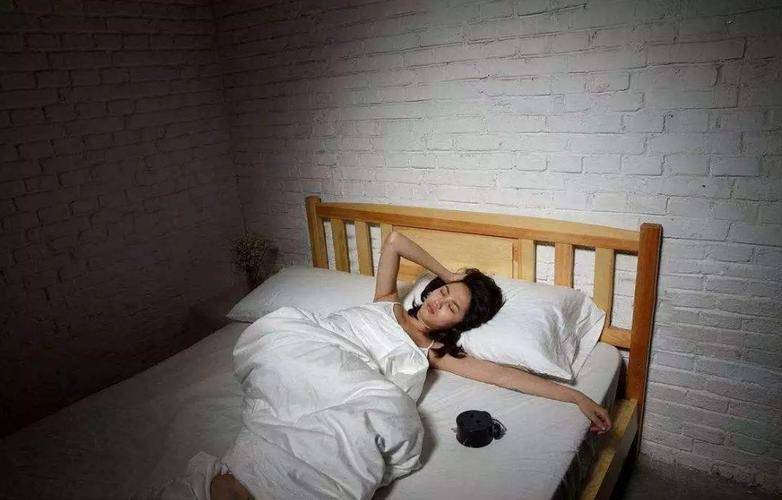 小边也有同样的感觉,有一次小边刚吃完饭,躺在桌子上睡觉,很快就感觉