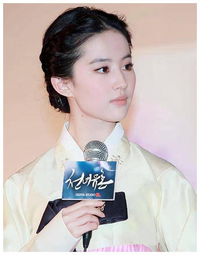 发型方面,刘亦菲选择了大长今式的编织发型.