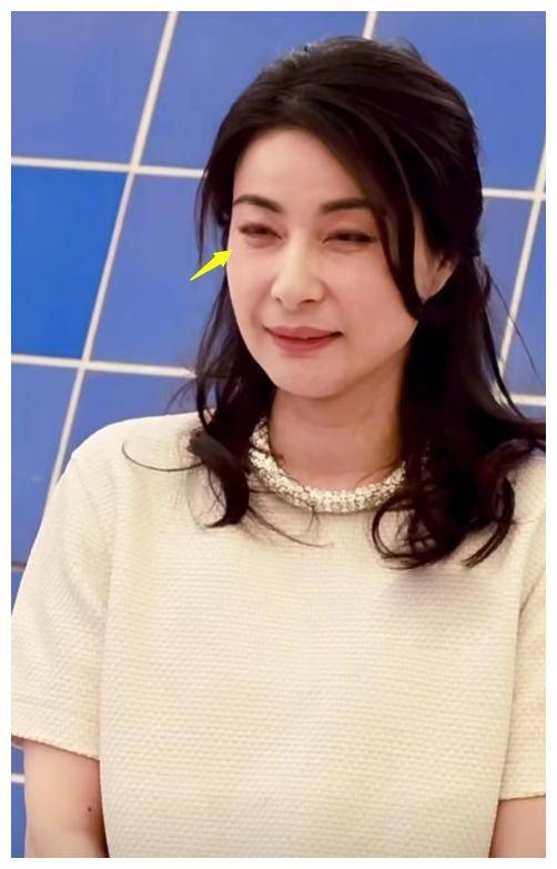 郭晶晶首次亮相,简约穿搭惊艳现场,素颜出镜更美!