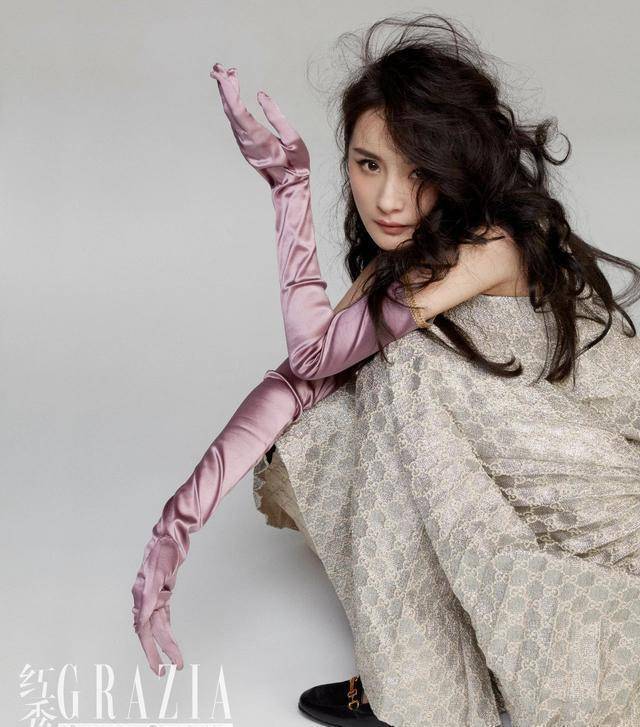 原创封面女王杨幂穿金银丝线连衣裙配香芋紫手套造型超时髦
