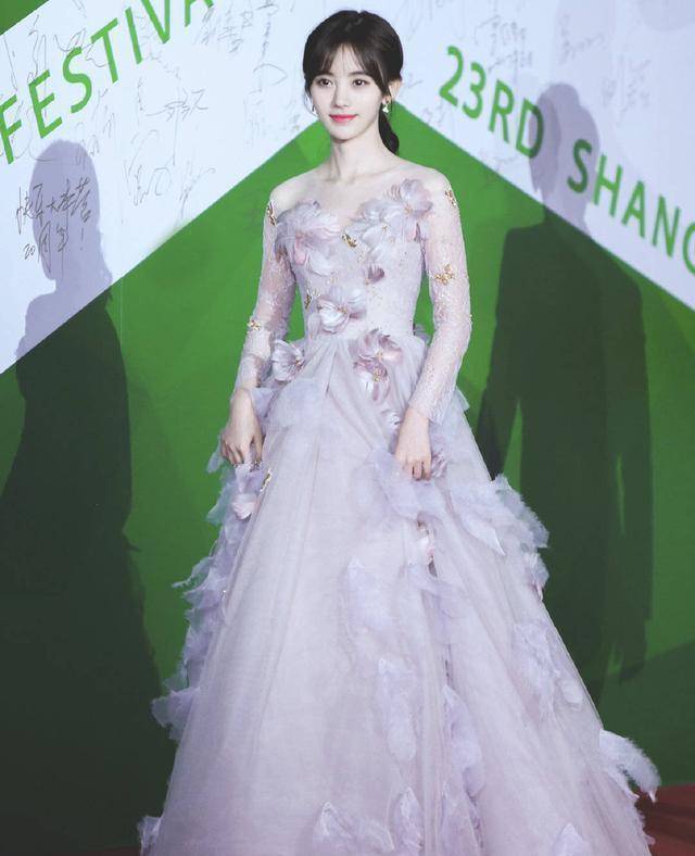 原创看错鞠婧祎的美穿复古丝绒裙大肆玩妩媚时尚眼神令直男心醉