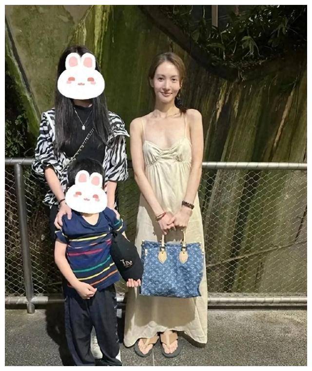 金晨新加坡惊艳吊带裙,网友见证真性情!