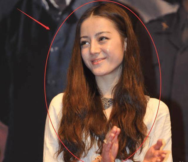 热巴在娱乐圈也有一个称号叫"拼命三姐",曾经娄艺潇就说过热巴,五年都