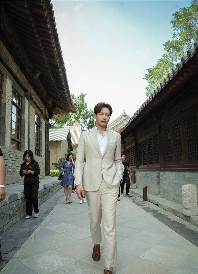 原创高云翔太拽了吧186身高穿西装气场超男模庭审现场自信又从容