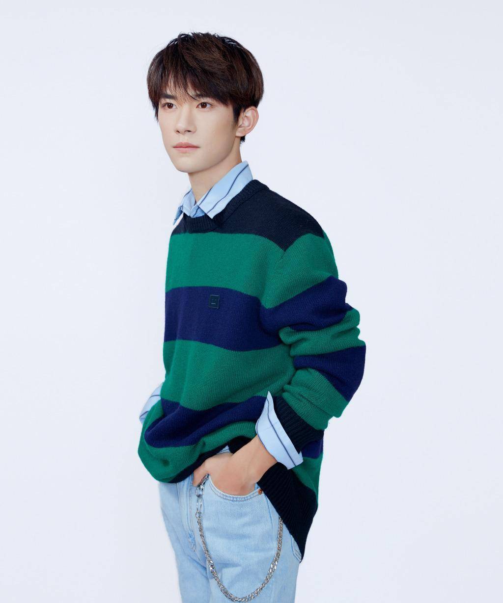 原创易烊千玺写真照曝光穿衬衫配绿色针织衫清新活力似大学校草