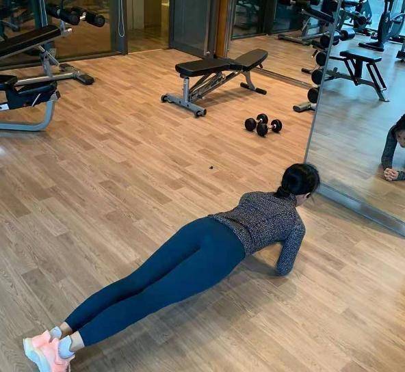 43岁孙莉穿运动裤秀一字马,身材性感素颜也超美_孙俪_运动服_款式