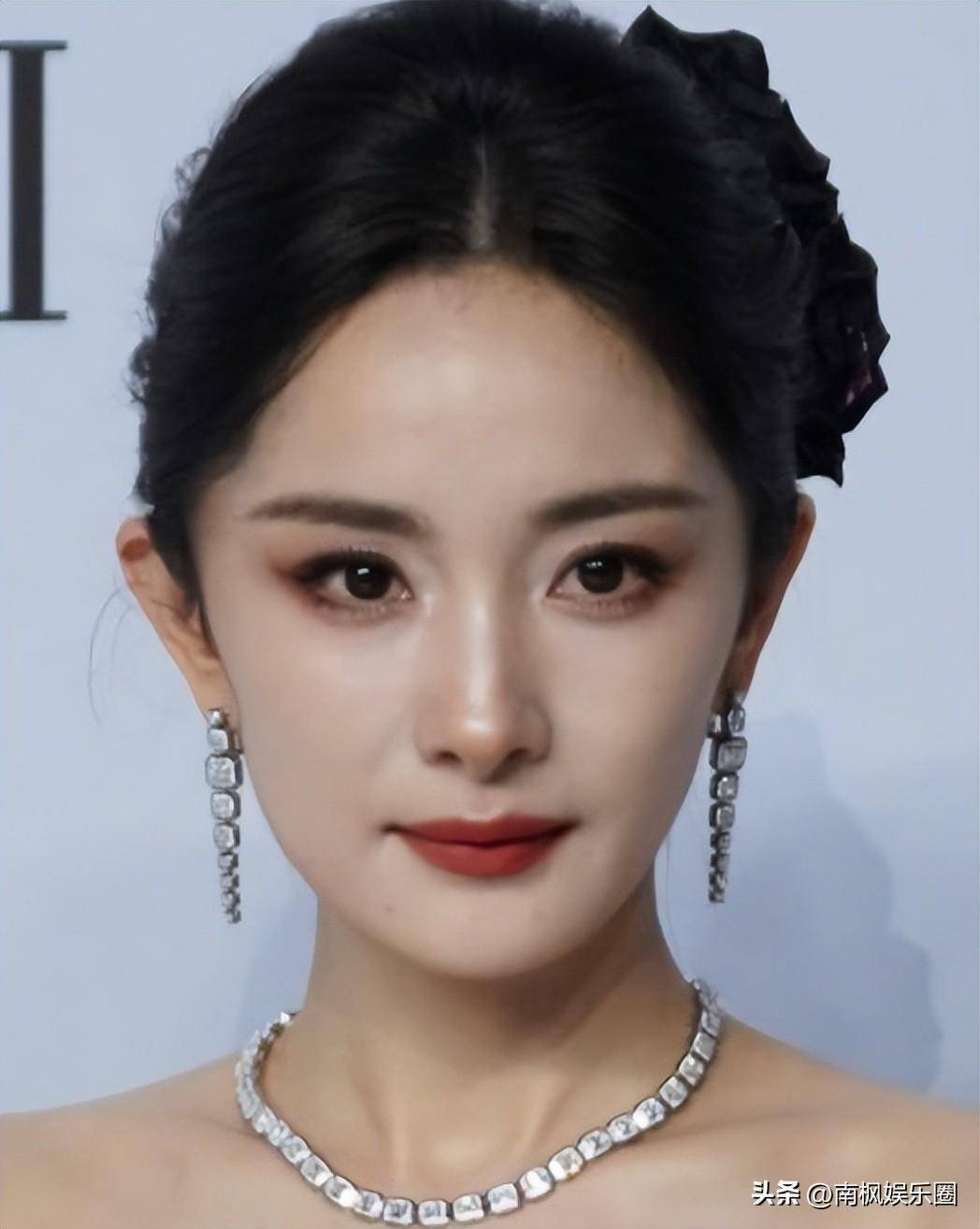 或许是贴了隐形的双眼皮贴,眼睛完全睁开多层眼皮就消失不见了,整个人