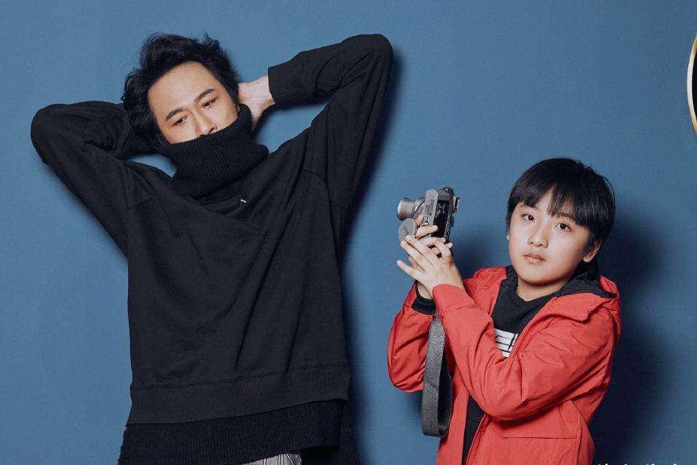 原创吴镇宇儿子长偏了从正太变成了小胖墩穿父子装合照还没爸爸帅