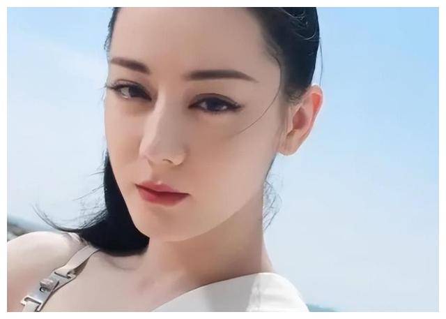 31岁迪丽热巴神态神秘?怼脸照曝光!态度正经?_演艺事业_舞台_质疑