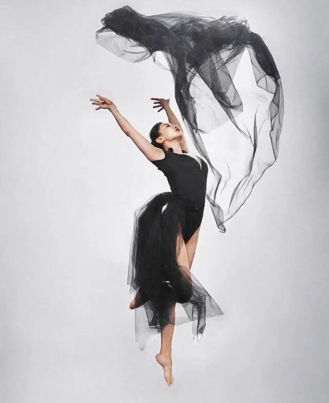 原创何雯娜参加婚前21天爆光体操服婚纱照演绎不一样的爱情