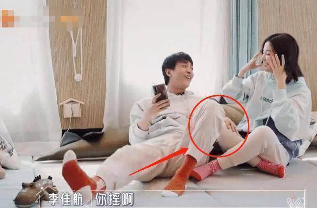 原创李晟和李佳航拍视频音乐太嗨放飞自我脚放的地方尽显二人感情