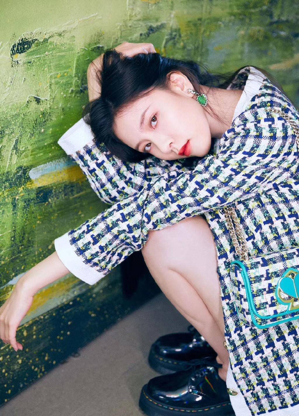 原创宋妍霏曝品牌写真照穿7千8的套装裙配3千6的包复古大气