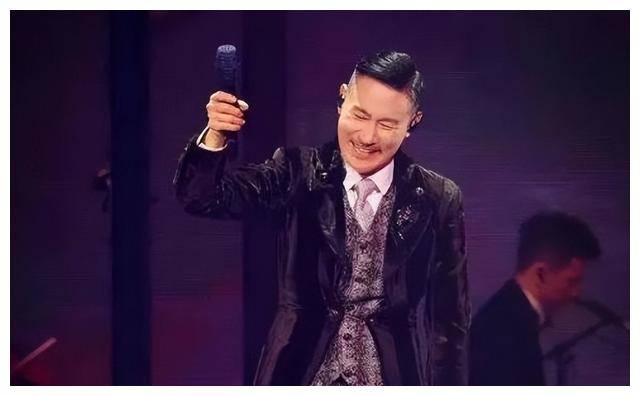 张学友中断了演出,转身面向乐手们,露出错愕的表情.