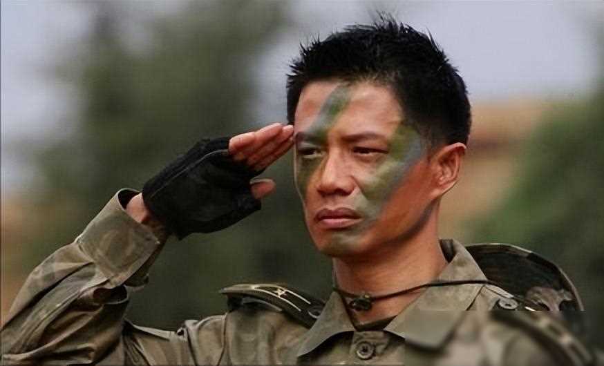 以其深沉的声线和严谨的表演风格,塑造了众多令人印象深刻的军人形象