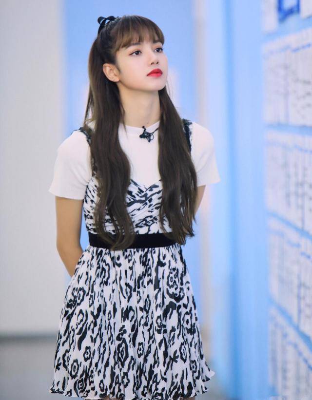 lisa导师上线,豹纹吊带裙解锁淡雅时尚格调,不露蚂蚁腰照样迷人_身材