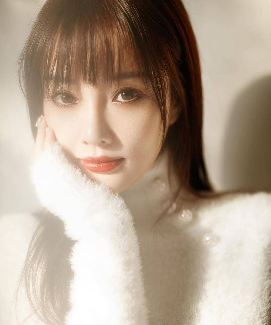 原创李小璐久违晒营业照当镜头转向侧颜时立体下巴让人移不开眼