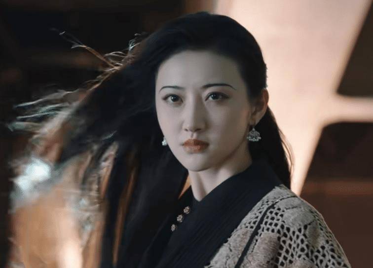 在该剧中,我们可以看到景甜扮演的"树妖"司藤原本是一个自由自在生活