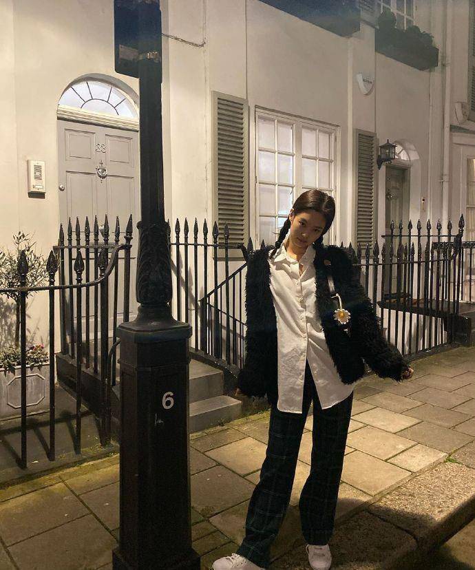 原创人间香奈儿jennie爆近照针织衫配皮裤真不是一般人能驾驭