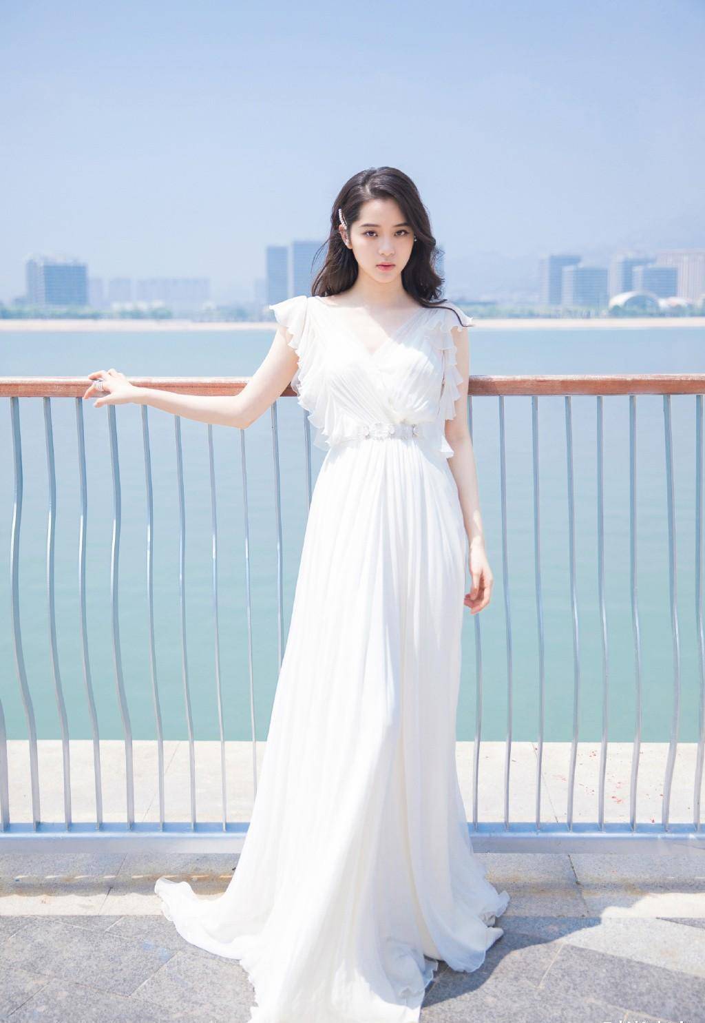 欧阳娜娜品牌写真照曝光,穿大红色衣服配条纹西装,撞色时尚吸睛_黑色