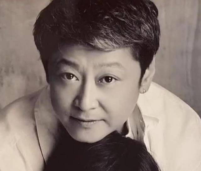 原创洪晃晒老公近照打耳钉比前夫陈凯歌时髦女儿更潮染渐变绿头发