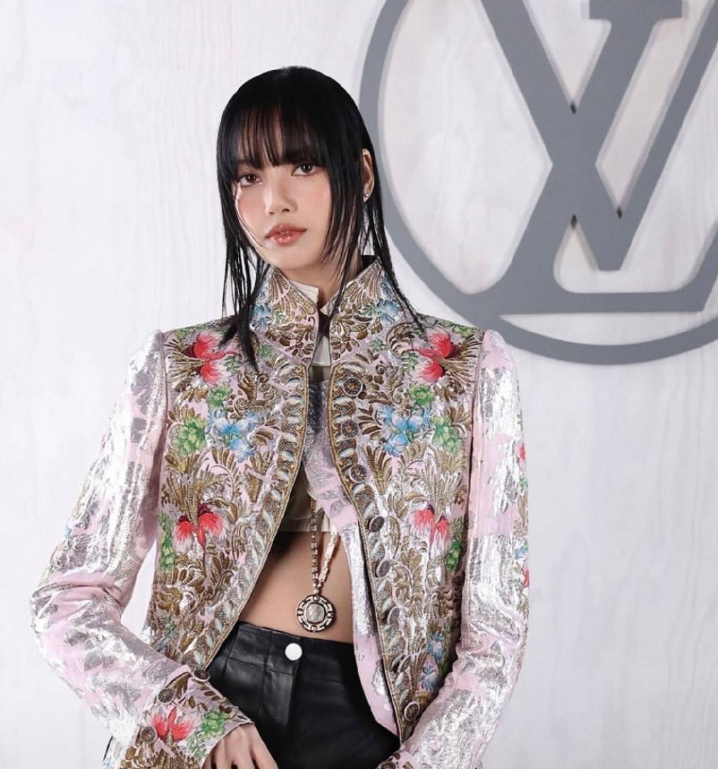 原创收手吧lisa没完没了的秀身材臀再肥胯再宽观众也会腻