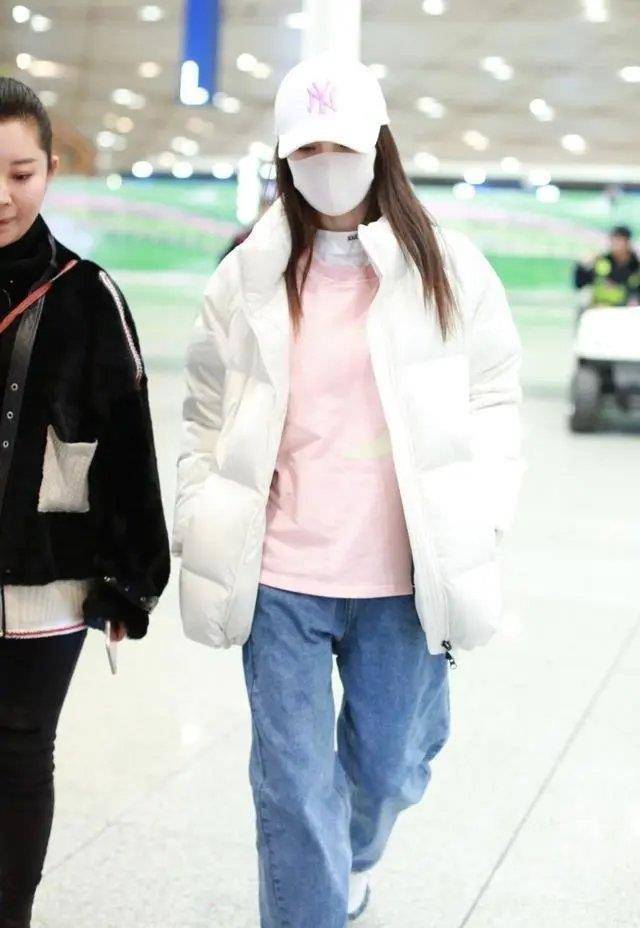 原创李小璐久违晒营业照当镜头转向侧颜时立体下巴让人移不开眼