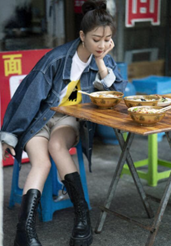 殷桃吃路边摊真接地气!穿牛仔外套 短裤,44岁美得像个小姑娘