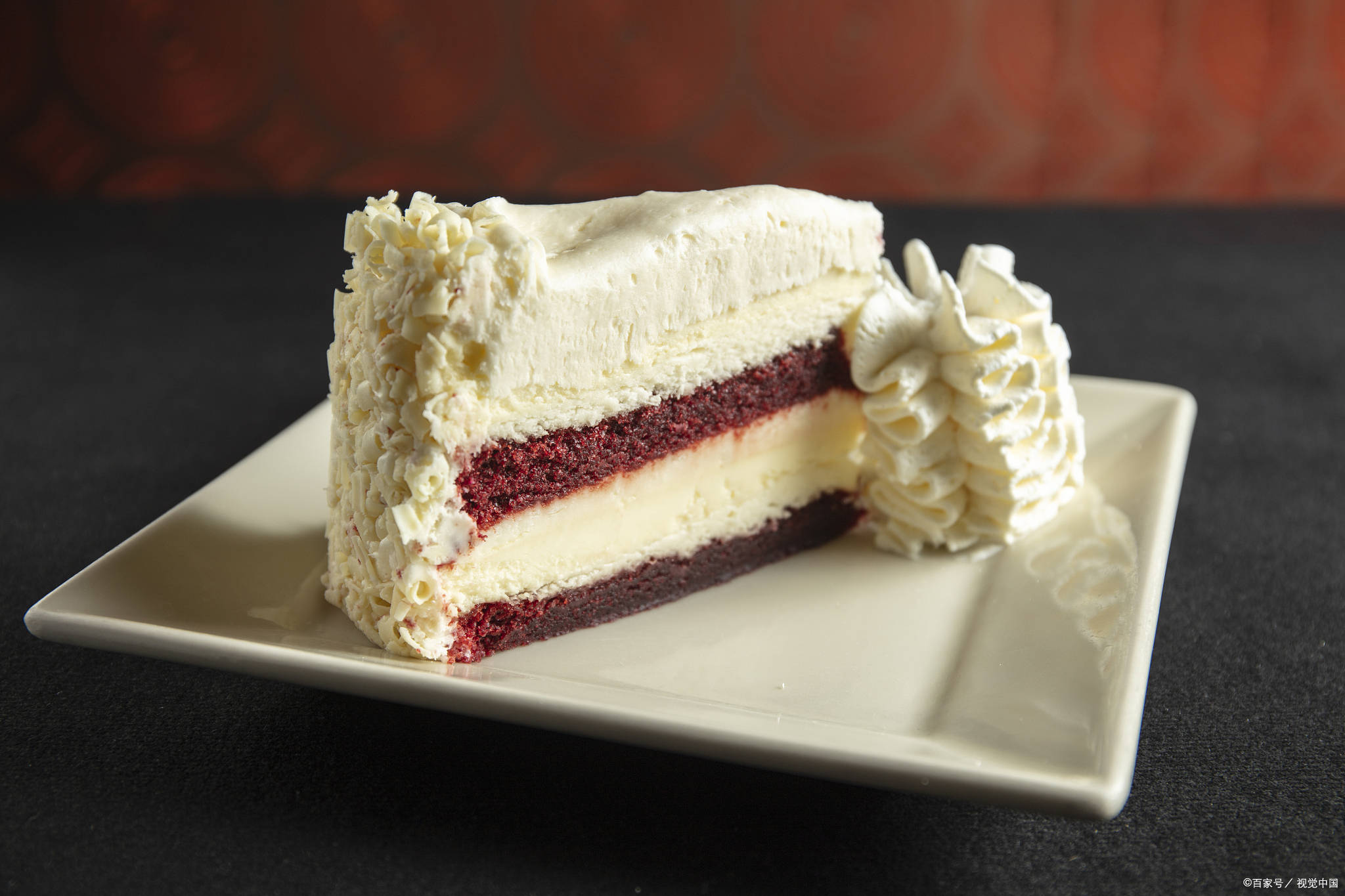 需要准备的材料包括:新鲜草莓,酸奶,吉利丁片,细砂糖和淡奶油.