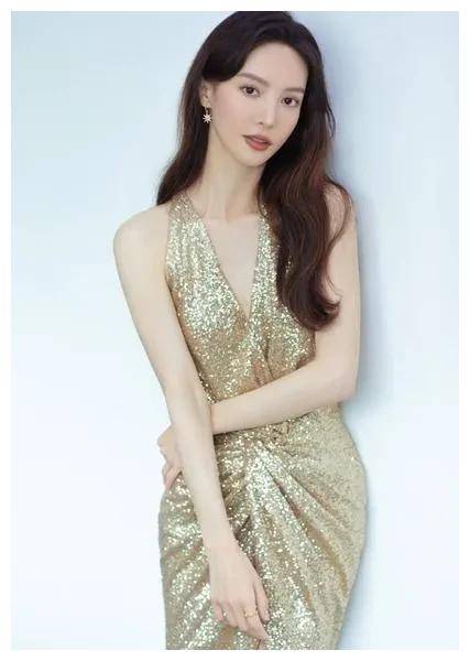 金晨新加坡街头吊带裙造型惊艳,网友偶遇见证真实风采!