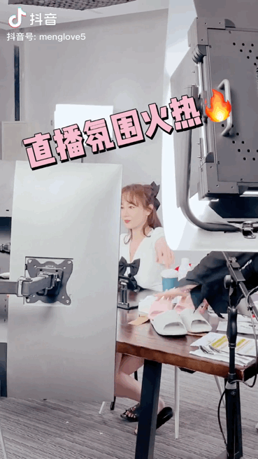 说他俩的婚纱照像鬼片